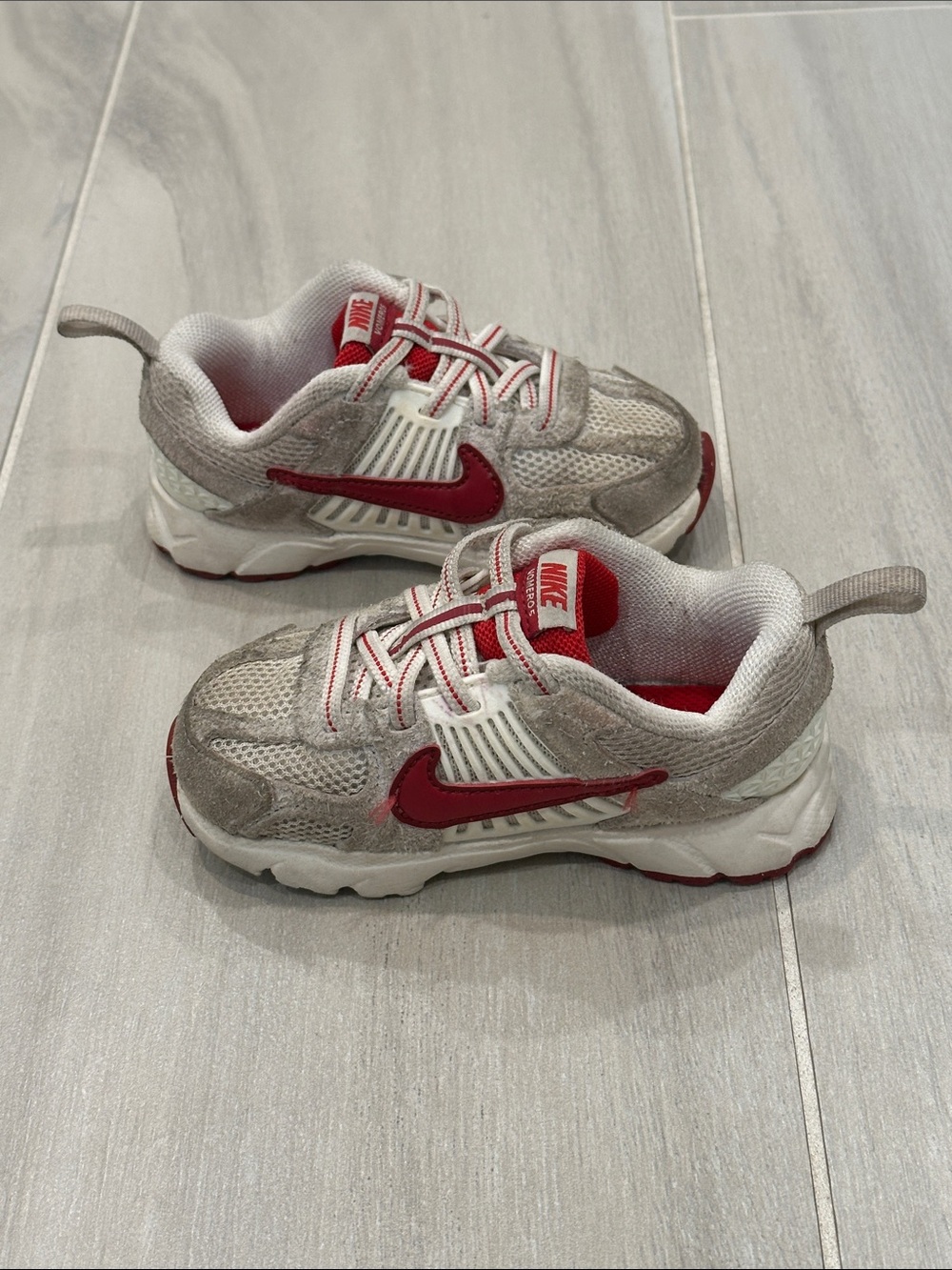 Nike Vomero 5 SE Toddler Size 8 Beige & Red Athletic Sneakers